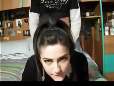 Doi adolescenți drăguți sunt făcuți pizde blonde paroase în fund de un tip mai în vârstă