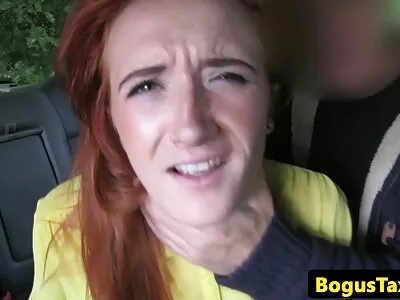 Bruneta Mickey Moor îi place să facă filme porno cu femei paroase sex anal