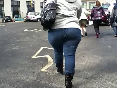 Mama vitregă o ia pizde grase si paroase pe mama lui vitregă latina incredibil de curbate